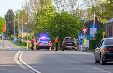 Aachen, Almanya - 23 Nisan 2020: Covid-19 Corona seyahat kısıtlamaları nedeniyle Almanya 'nın Belçika sınırındaki silahlı sınır denetimi. 