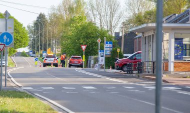 Aachen, Almanya - 23 Nisan 2020: Covid-19 Corona seyahat kısıtlamaları nedeniyle Almanya 'nın Belçika sınırındaki silahlı sınır denetimi. 