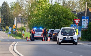 Aachen, Almanya - 23 Nisan 2020: Covid-19 Corona seyahat kısıtlamaları nedeniyle Almanya 'nın Belçika sınırındaki silahlı sınır denetimi. 