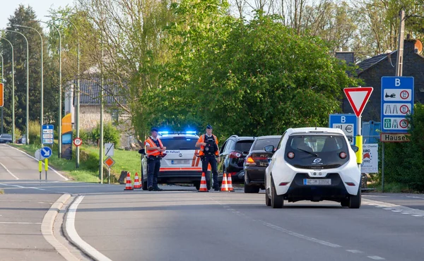 Aachen, Almanya - 23 Nisan 2020: Covid-19 Corona seyahat kısıtlamaları nedeniyle Almanya 'nın Belçika sınırındaki silahlı sınır denetimi. 