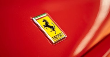 Aachen, Almanya, 14 Haziran 2013: Tarihi bir Ferrari 550 f133 spor otomobilinin sokak çekimi. 