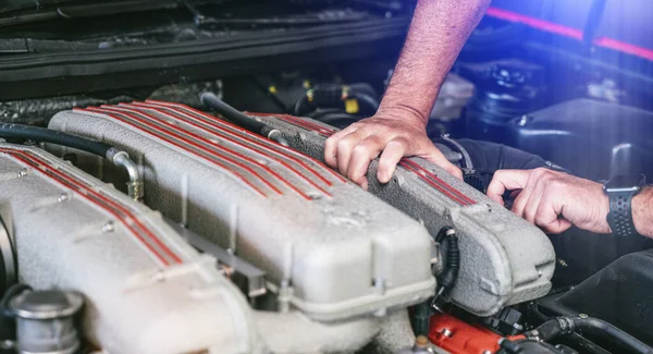 Autószerelő Autómotoron Dolgozik Szerelő Garázsban Javítószolgálat Autentikus Közelkép — Stock Fotó