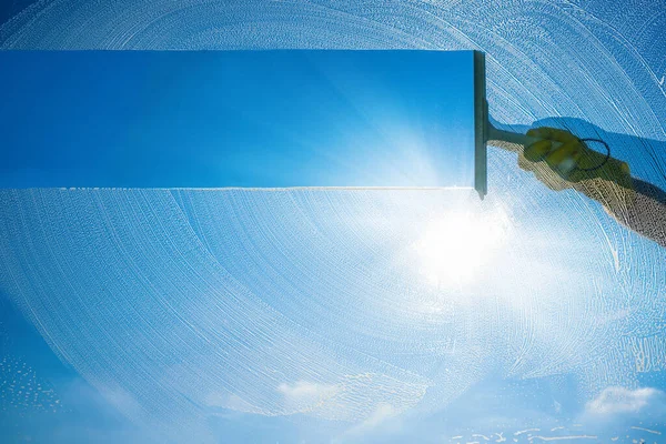 Ablaktisztító Ablaktisztító Törlővel Ablaktörlővel Egy Napsütéses Napon Fényes Kék Égbolttal — Stock Fotó