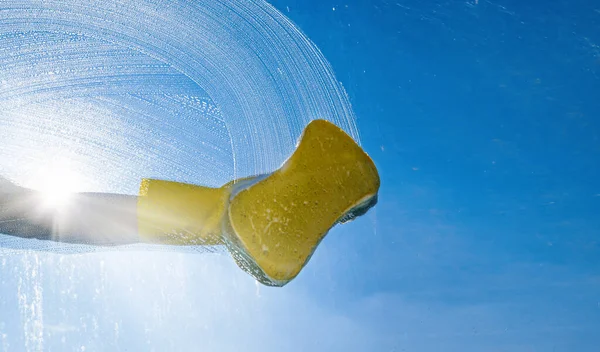 Window Cleaner Cleaning Window Squeegee Wiper Sunny Day Bright Blue — Stock Photo, Image