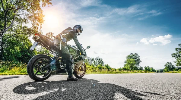 Motocykl Drodze Jazdy Zabawy Jazdy Pustą Drogą Wycieczkę Motocyklową Copyspace — Zdjęcie stockowe