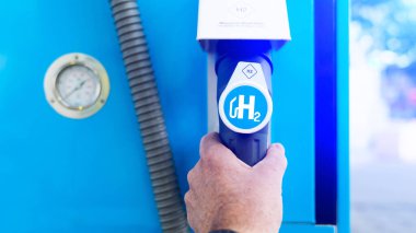 Benzin istasyonlarında hidrojen logosu var. Emisyonsuz eko dostu taşıma için h2 yanmalı motor.