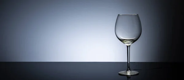 Einfaches Leeres Klares Weinglas Auf Dem Tisch — Stockfoto