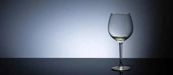 Simple Verre Vin Clair Vide Sur Table — Photo