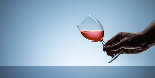 Studioshot Mano Che Tiene Bicchiere Vino Rosso Rosato Copyspace Testo — Foto Stock