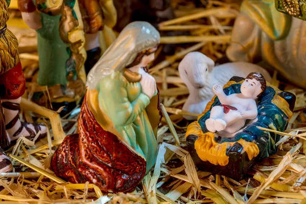 Natal Manger cena com estatuetas — Fotografia de Stock