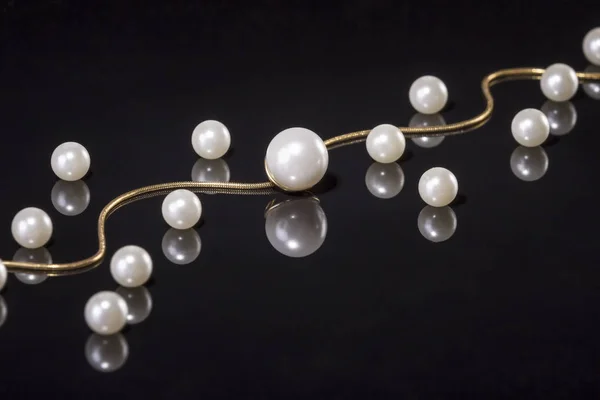 Collar de perlas blancas sobre fondo negro — Foto de Stock