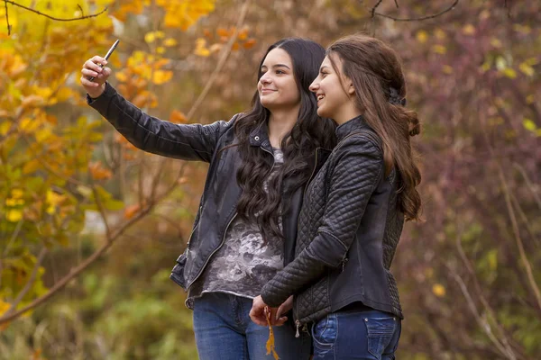 Novia tomando foto selfie con smartphone —  Fotos de Stock
