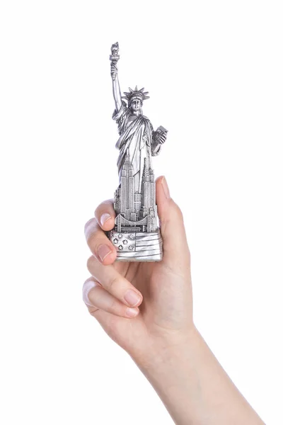 Mano sosteniendo un juguete de recuerdo de la Estatua de la Libertad — Foto de Stock