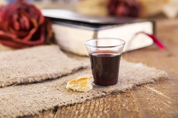 A fazer comunhão. Copo de vidro com vinho tinto e pão . — Fotografia de Stock