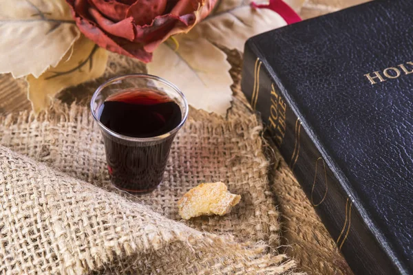 Nemen de communie. Beker van glas met rode wijn en brood. — Stockfoto