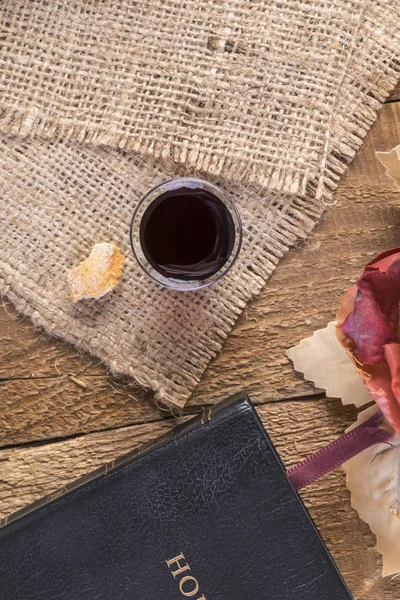 Taking Communion. Cup of glass with red wine and bread. — Stock Photo, Image