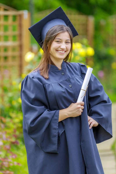 Graduated young woman smiling at camera — Stock Photo, Image