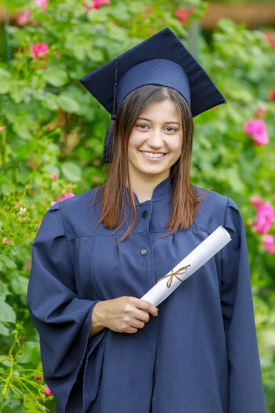 Graduated young woman smiling at camera — Stock Photo, Image