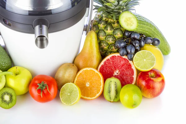 Juicer elétrico com frutas e legumes — Fotografia de Stock