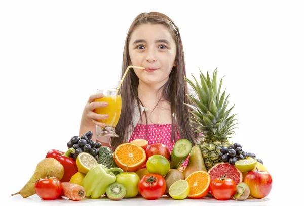 Kleines Mädchen trinkt Orangensaft — Stockfoto