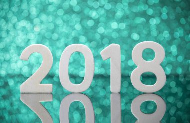 Yeni yıl 2018 ahşap numaraları yansıma yeşil Cam masaya üzerinde 