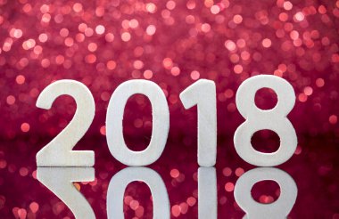 Yeni yıl 2018 ahşap numaraları yansımanın cam masa üzerinde