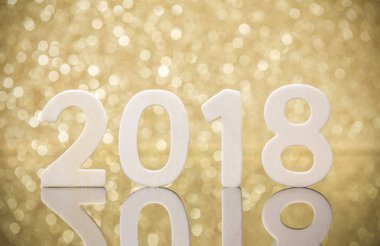 Yeni yıl 2018 ahşap numaraları yansımanın camına