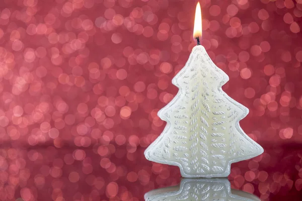 Рождественская елка свечи свет с отражением на красный размытый bokeh — стоковое фото