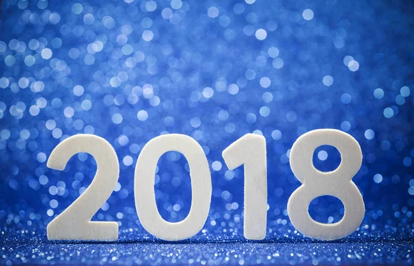 Yeni yıl 2018 Beyaz ahşap numaraları mavi kağıt üzerinde 