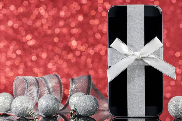 Smartphone y decoraciones para Navidad —  Fotos de Stock