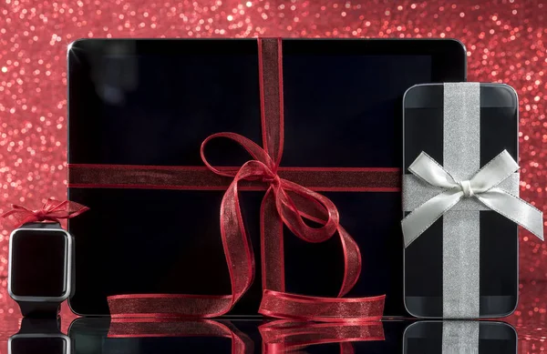 Smartphone και smartwatch και tablet pc για τα Χριστούγεννα — Φωτογραφία Αρχείου