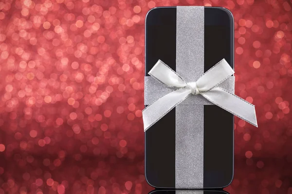 Smartphone Για Δώρο Χριστουγέννων Μαύρο Γυαλί Πίνακα Πέρα Από Κόκκινο — Φωτογραφία Αρχείου