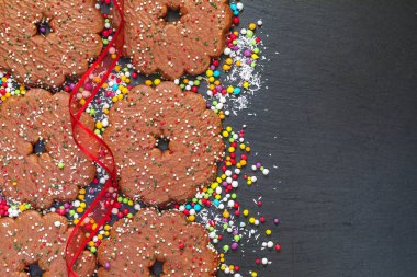 Noel dekorasyon siyah arduvaz kurulu ile Çikolatalı Bisküvi yüzük