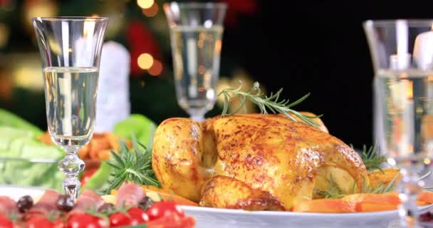 在圣诞树旁的圣诞节庆桌上 准备好烤鸡肉和香槟酒一起享用 Dolly Shot — 图库视频影像