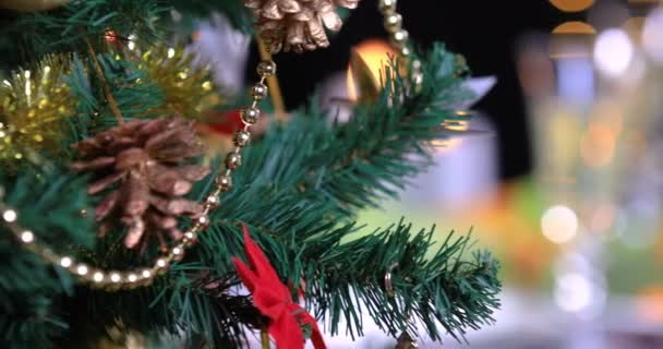 Gebratenes Hühnchen Das Auf Dem Weihnachtlichen Festtisch Mit Champagner Neben — Stockvideo