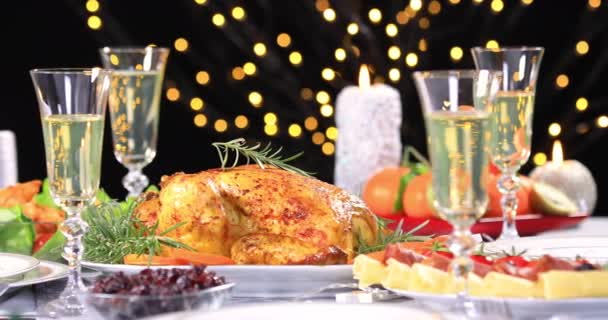 Poulet Rôti Prêt Être Servi Sur Table Noël Avec Champagne — Video