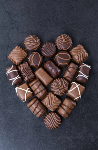 Στοίβα από πραλίνα σοκολατένια μια καρδιά για την ημέρα του Αγίου Βαλεντίνου — Φωτογραφία Αρχείου