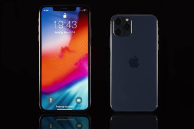 Galati, Romanya - 23 Mart 2020: Apple yeni akıllı telefon iPhone iPhone 11 Pro ve iPhone XS Max 'i piyasaya sürdü. iPhone X 'ler Max ön görünüm ve iPhone 11 Pro arka plan siyah arkaplan.
