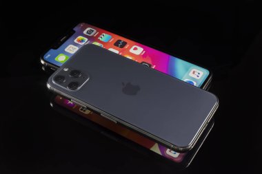 Galati, Romanya - 23 Mart 2020: Apple yeni akıllı telefon iPhone iPhone 11 Pro ve iPhone 11 Pro Max 'i piyasaya sürdü. iPhone Pro Max ön görünüm ve iPhone 11 Pro arka plan. Kameraya odaklan..