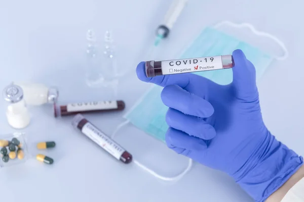 Рука Аналитика Защитных Перчатках Держит Covid Coronavirus Тест Крови Вирусный — стоковое фото