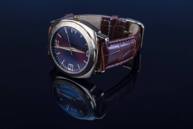 Siyah arka planda deri bileklikli erkek kol saati..