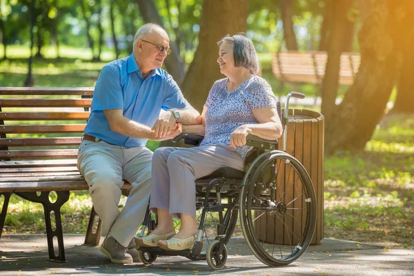 Senior Muž Mluví Ženou Invalidním Vozíku Venku Letním Parku — Stock fotografie