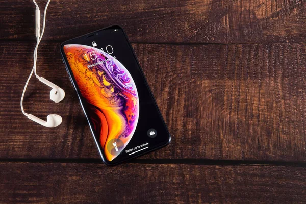Galati ルーマニア 2019年5月29日 Appleは新しいスマートフォンのIphone XsとIphone Maxを発売します 木製のテーブルの上にヘッドフォンでIphone Max — ストック写真