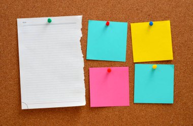 Kahverengi corkboard pinned boş notları