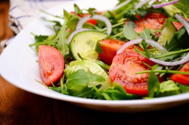 Taze sebze salatası.