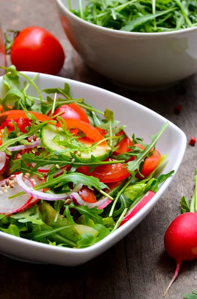 Frischer Gemüsesalat — Stockfoto