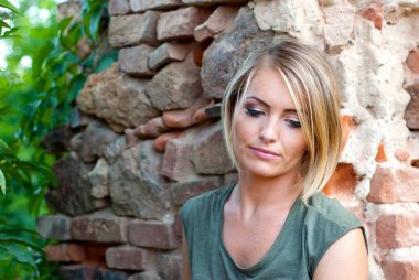 Mutsuz, karamsar sarışın bir kadın portresi