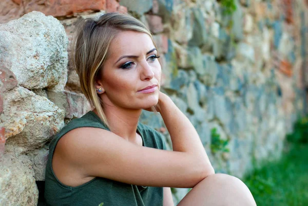 Retrato de uma mulher loira triste e mal humorada — Fotografia de Stock