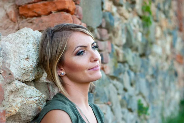 Retrato de uma mulher loira triste e mal humorada — Fotografia de Stock