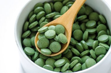Yeşil chlorella ve spirulina hap